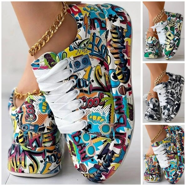 Des baskets colorées de style graffiti ornées de graphismes de bandes dessinées vibrants, avec des mots et des images ludiques. Une chaîne de cheville en or complète l'un des modèles. Les baskets sont présentées dans différentes couleurs, notamment multicolores et noires et blanches.